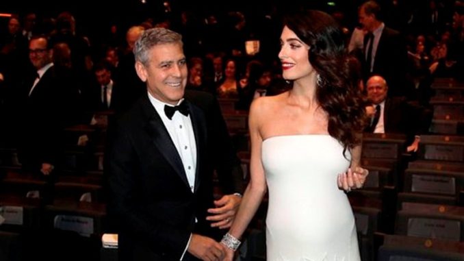 George y Amal de blanco
