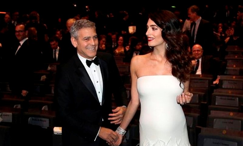 George y Amal de blanco