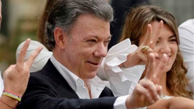Juan Manuel Santos señal victoria