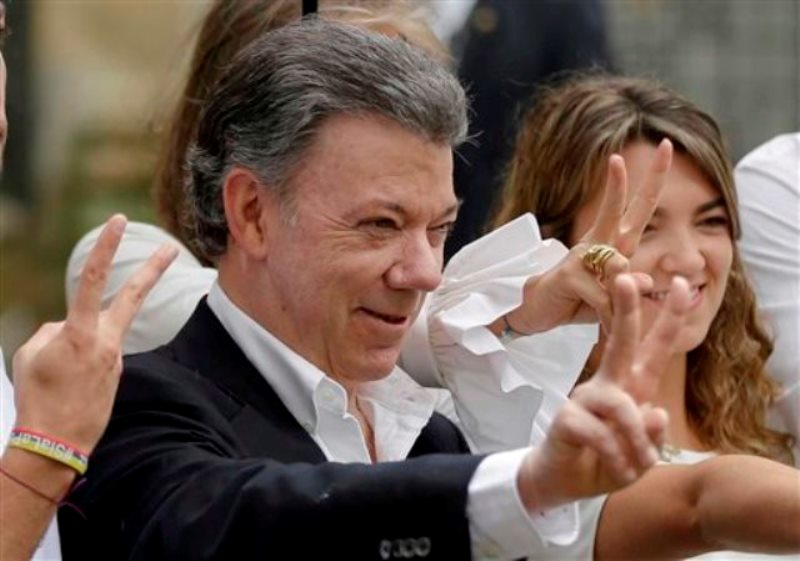 Juan Manuel Santos señal victoria