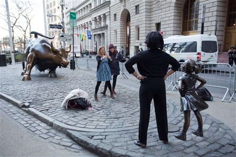Niña sin miedo de Wall Street con turistas