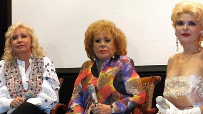 Silvia Pinal con productora y actriz