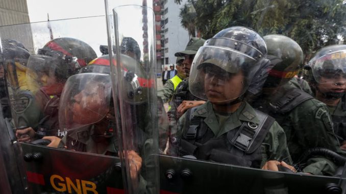 OPOSITORES VENEZOLANOS RECHAZAN EL "GOLPE DE ESTADO" DADO AL PARLAMENTO