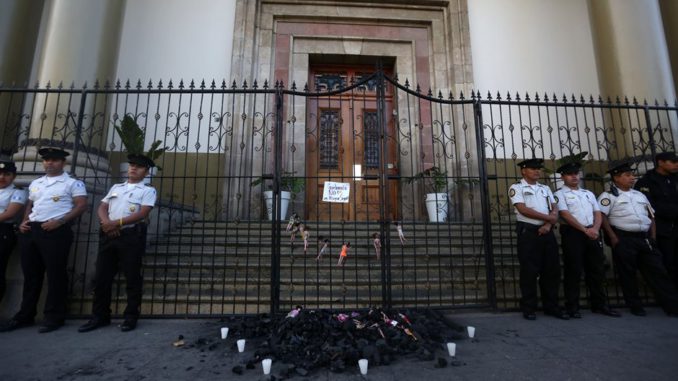 Suben a 30 las niñas muertas por incendio en centro de menores de Guatemala