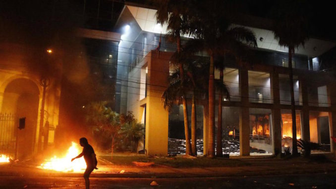 Crecen choques frente al Congreso paraguayo entre Policía y manifestantes