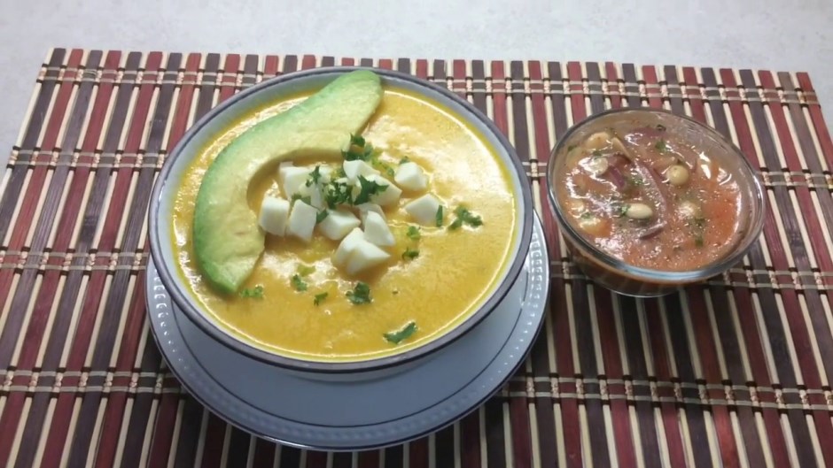 Una joven quiteña lleva el locro, tradicional sopa Ecuador