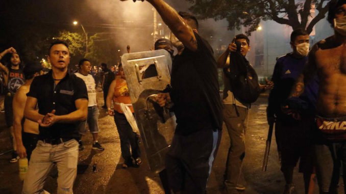 Crecen choques frente al Congreso paraguayo entre Policía y manifestantes
