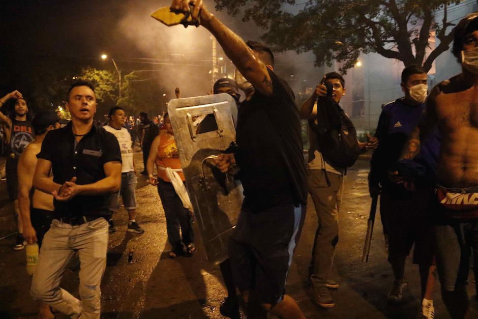 Crecen choques frente al Congreso paraguayo entre Policía y manifestantes