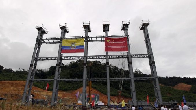 Las banderas de Ecuador y China durante una ceremonia de comienzo de operaciones de una mina propiedad de la compañía china EcuaCorriente en El Pangui, Ecuador.