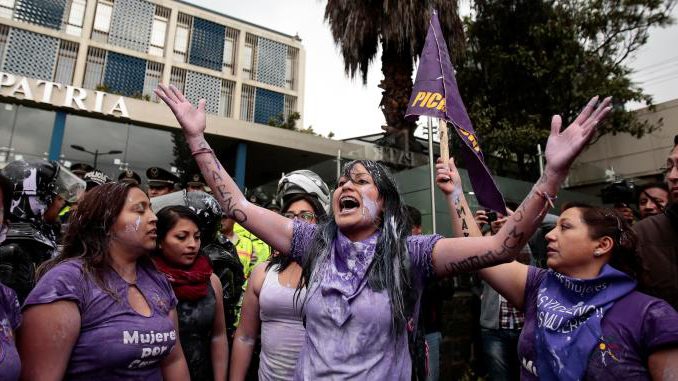 Mujeres ecuatorianas reclaman derecho a una "vida sin violencia" y de equidad