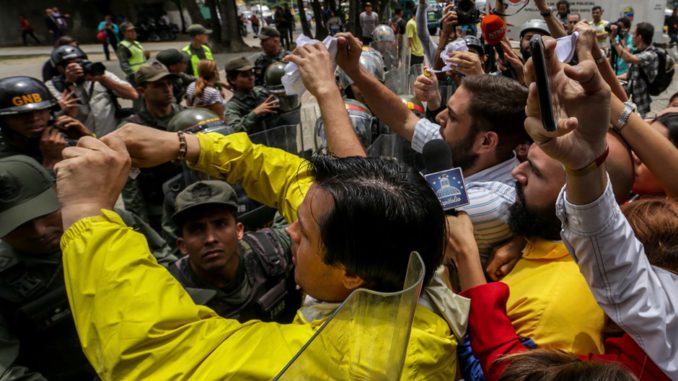 OPOSITORES VENEZOLANOS RECHAZAN EL "GOLPE DE ESTADO" DADO AL PARLAMENTO