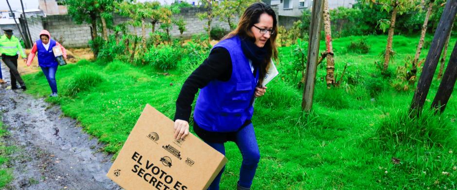 Consejo Electoral de Ecuador cumple jornada de «voto en casa»