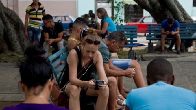 Cuba-abre-nueva-zona-pública-de-wifi-en-céntrico-parque-de-La-Habana