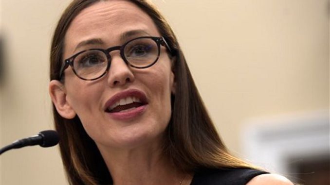 Jennifer Gardner con lentes
