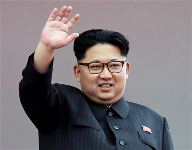 Kim Jon um saluda