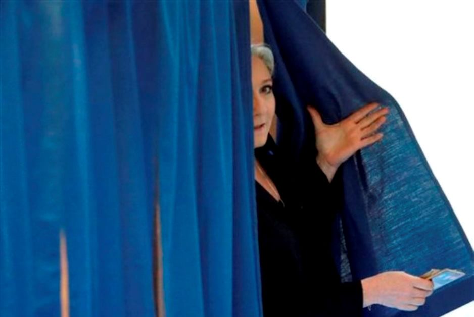 Marine Le Pen votando