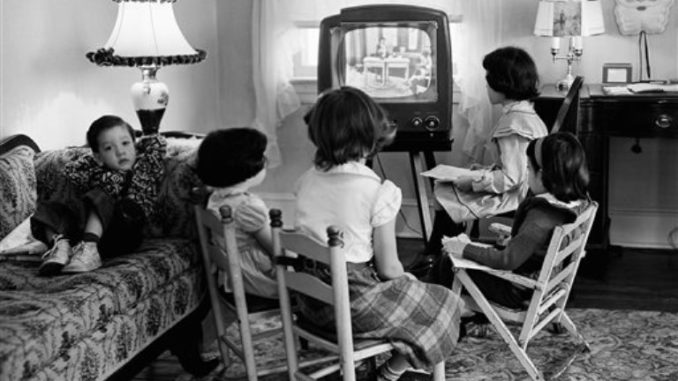 Niños viendo televisión