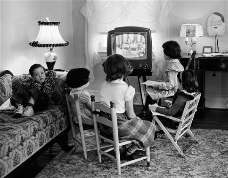 Niños viendo televisión