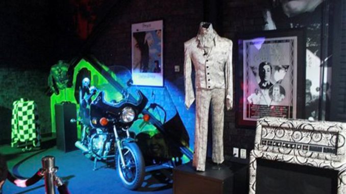 Prince exhibición objetos suyos