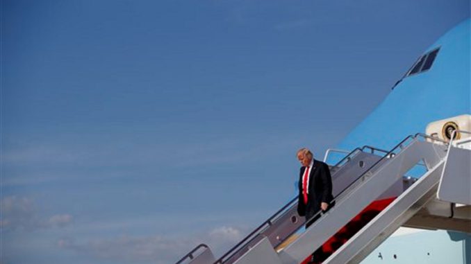 Trump bajando de avión
