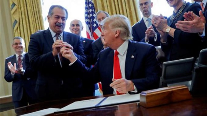 Trump y presidente de Dow quimical