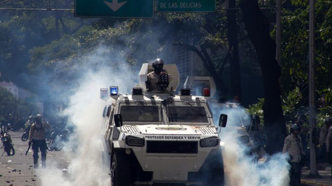 Policía impide paso marcha opositora a centro de Caracas y comienzan choques