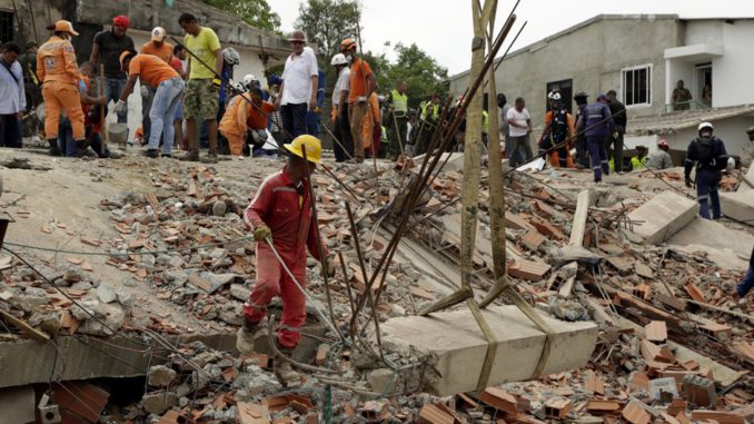 AL MENOS TRES MUERTOS POR DERRUMBE DE UN EDIFICIO EN CARTAGENA DE INDIAS