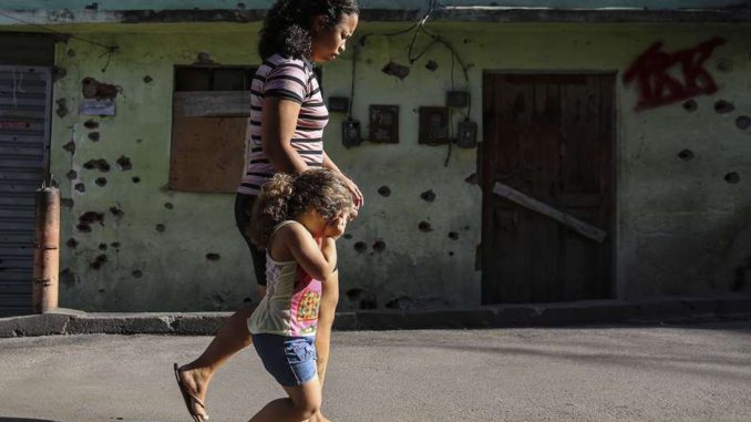 RESIDENTES DE FAVELA EN RÍO PROTESTAN POR MUERTE DE JOVEN