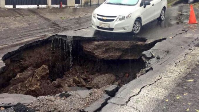 hundimiento en calle quito