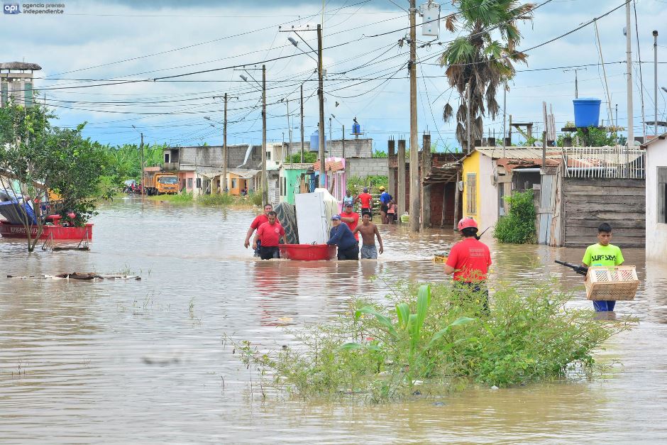 Unas 2.500 familias afectadas por inundaciones en Manabí  La República EC