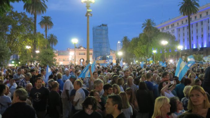 Una multitud marcha en Argentina en apoyo al Gobierno de Macri