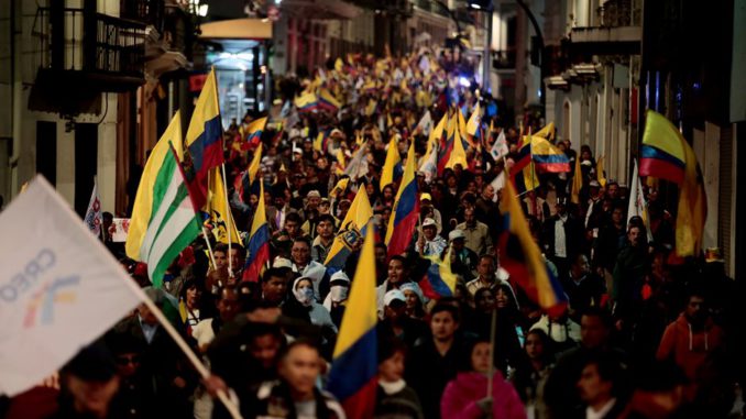 Ecuatorianos marchan en protesta por supuesto "fraude" electoral
