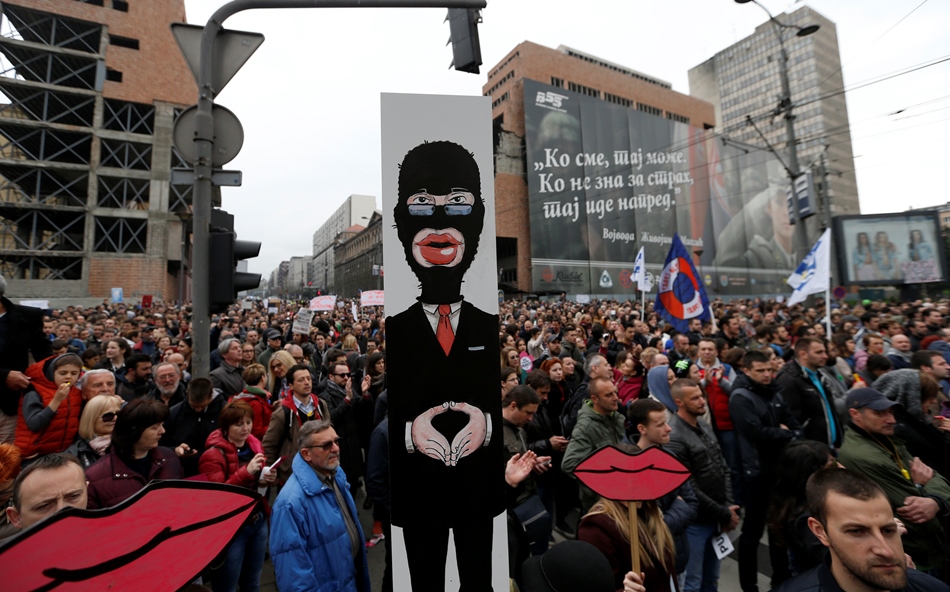Miles protestan en Serbia contra el presidente Vucic, acusado de ...