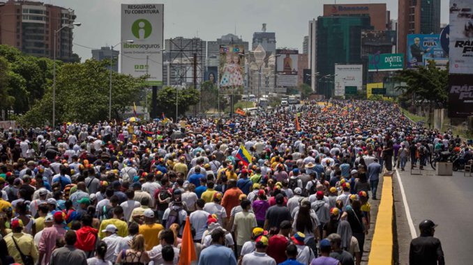 VENEZOLANOS PROTESTAN CONTRA EL SUPREMO EN OCHO CIUDADES, SEGÚN OPOSICIÓN