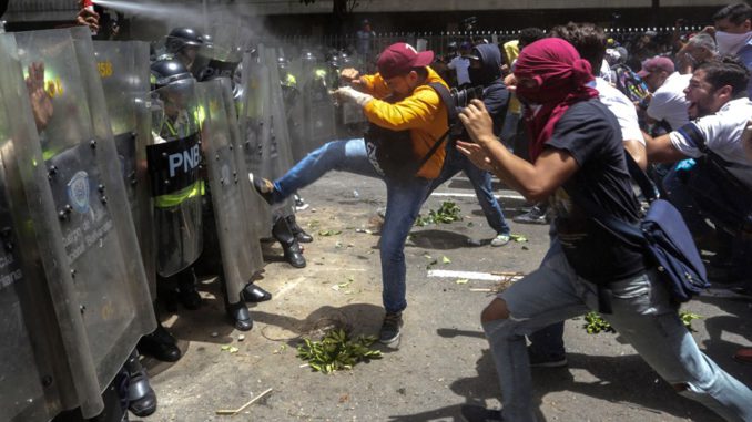 Policía venezolana disuelve marcha opositora e impide acceso al Parlamento