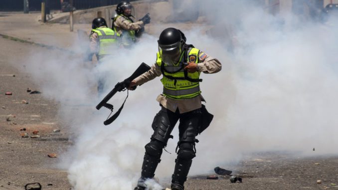 VENEZOLANOS PROTESTAN CONTRA EL SUPREMO EN OCHO CIUDADES, SEGÚN OPOSICIÓN