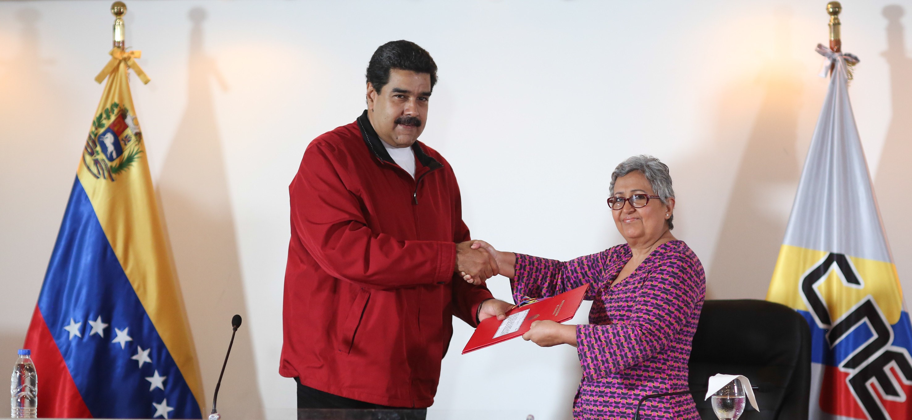 MADURO ANUNCIA «BASES» DE LA CONSTITUYENTE Y AGUDIZA CONFLICTO CON OPOSICIÓN