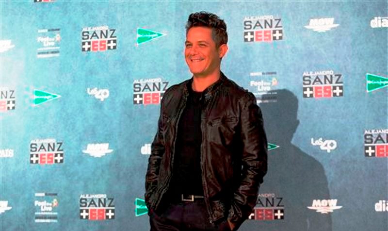 Alejandro Sanz chaqueta cuero negro