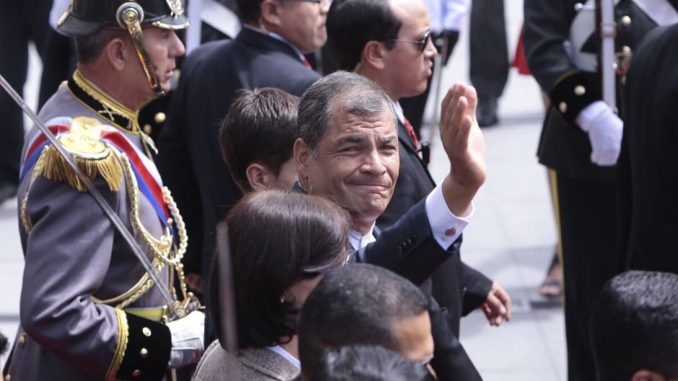 Correa abandona