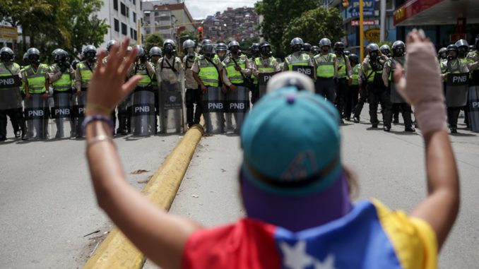 FUERZAS DE SEGURIDAD DISPERSAN MANIFESTACIÓN OPOSITORA EN CARACAS