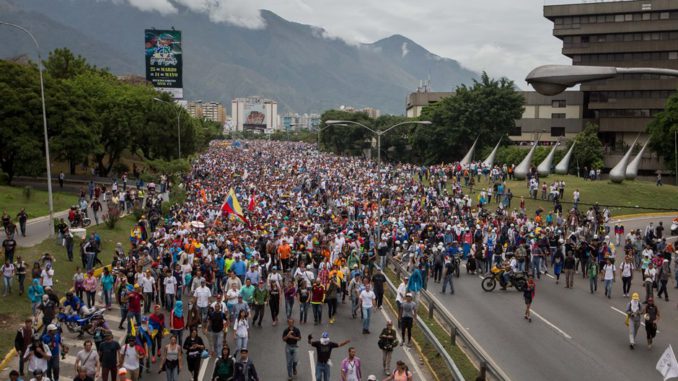 DISPERSAN CON GASES MARCHA OPOSITORA QUE SE DIRIGÍA AL PARLAMENTO VENEZOLANO