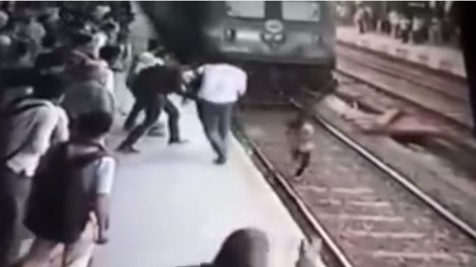 Adolescente atropellada por tren en India