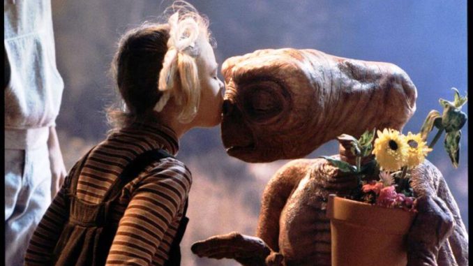E.T beso niña