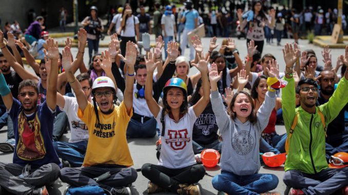 OPOSICIÓN VENEZOLANA EXIGE LIBERACIÓN DE ESTUDIANTES DETENIDOS EN PROTESTA