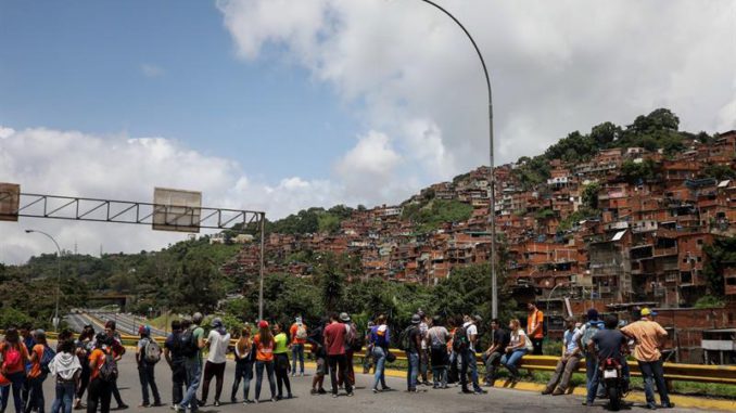 Estudiantes y opositores cortan vías en rechazo a Constituyente en Venezuela