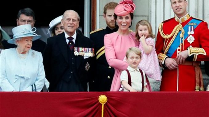 Familia real inglesa balcón junio 17 santo Reina