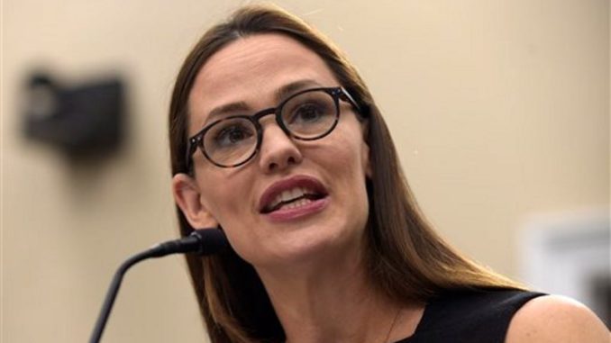 Jennifer Gardner cara con lentes
