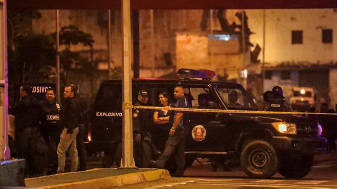 Policía venezolano sobrevuela el Supremo y pide la renuncia de Maduro