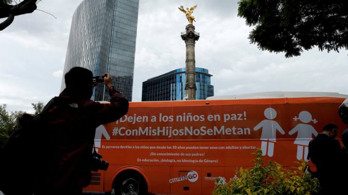 Exigen al Gobierno mexicano acabar con la educación sexual en escuelas