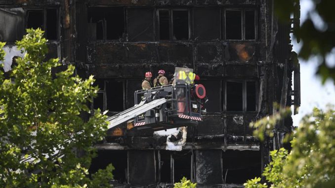 bomberos inspeccionan Grenfell